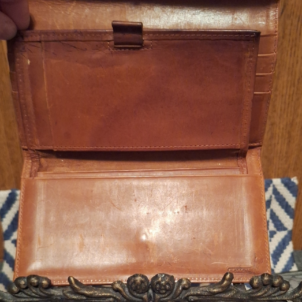 Vintage COACH Leather Wallet with Flap Closure and Smooth Finish - Picture 7 of 11